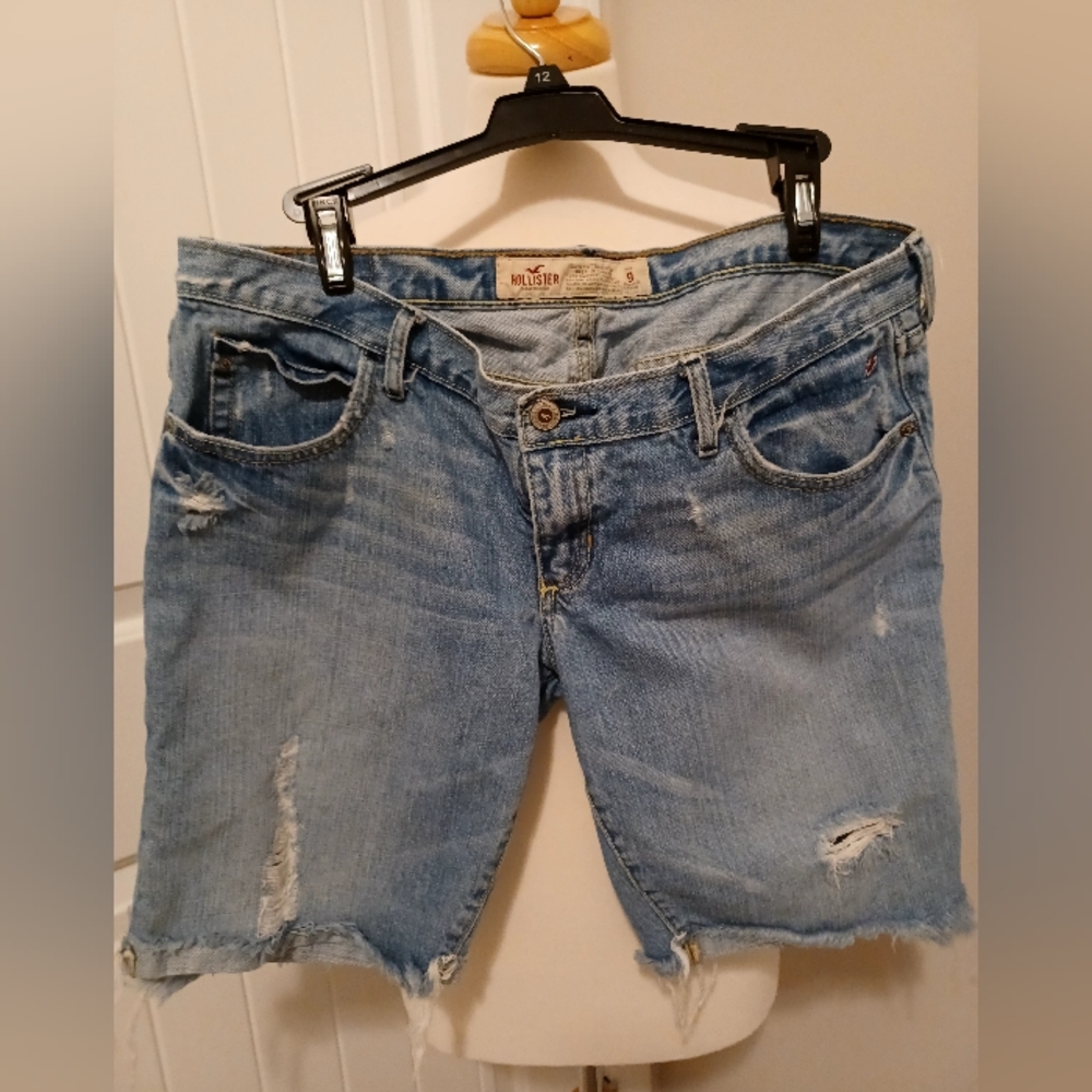 HOLLISTER DISTRESSED SHORTS SZ 9 LENGTH 9IN. ##0777